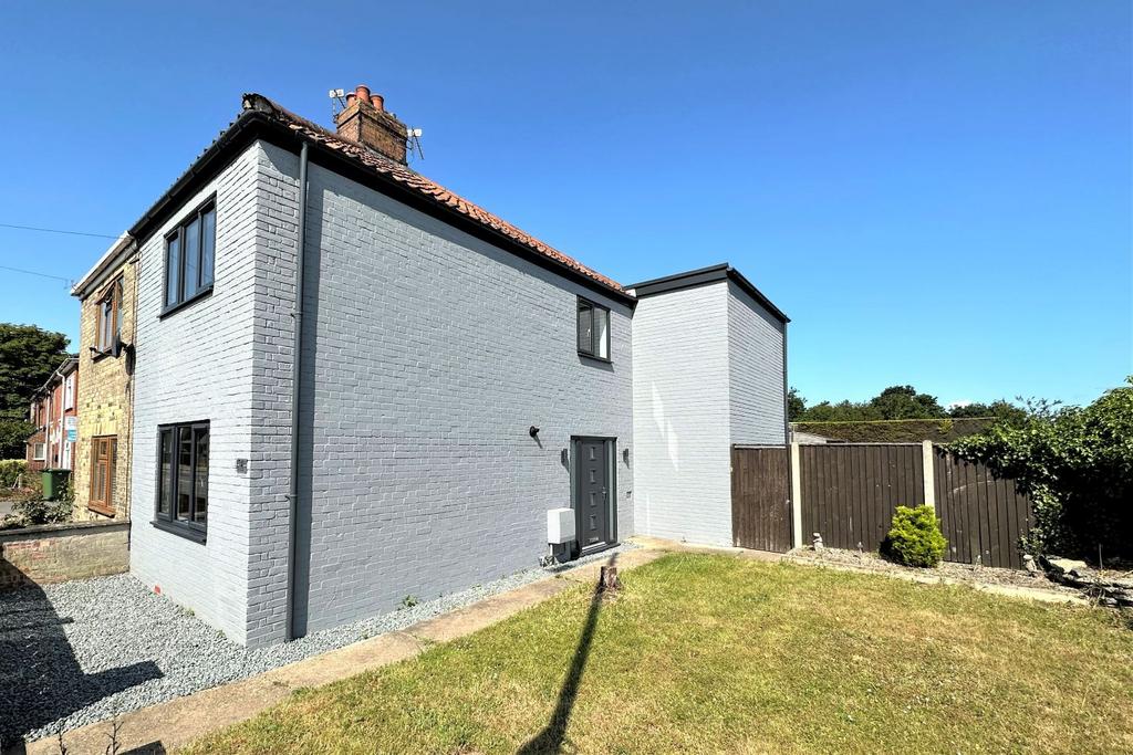 Beccles Road, Bradwell NR31 8QD 3 bed semidetached house for sale £