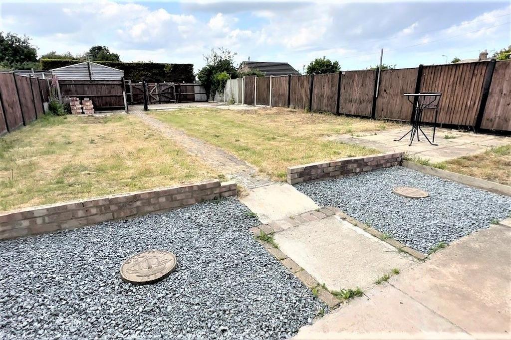 Beccles Road, Bradwell NR31 8QD 3 bed semidetached house £265,000