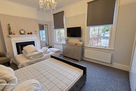 3 bedroom flat to rent, Manor Pak Crescent, Edgware, HA8