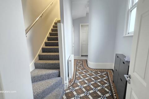 3 bedroom flat to rent, Manor Pak Crescent, Edgware, HA8
