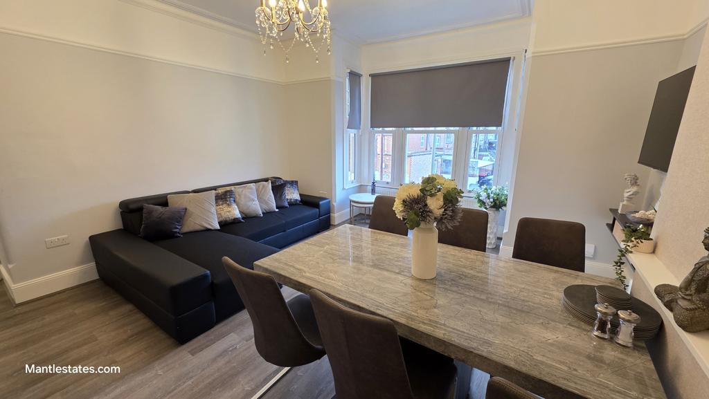 Kitchen / lounge