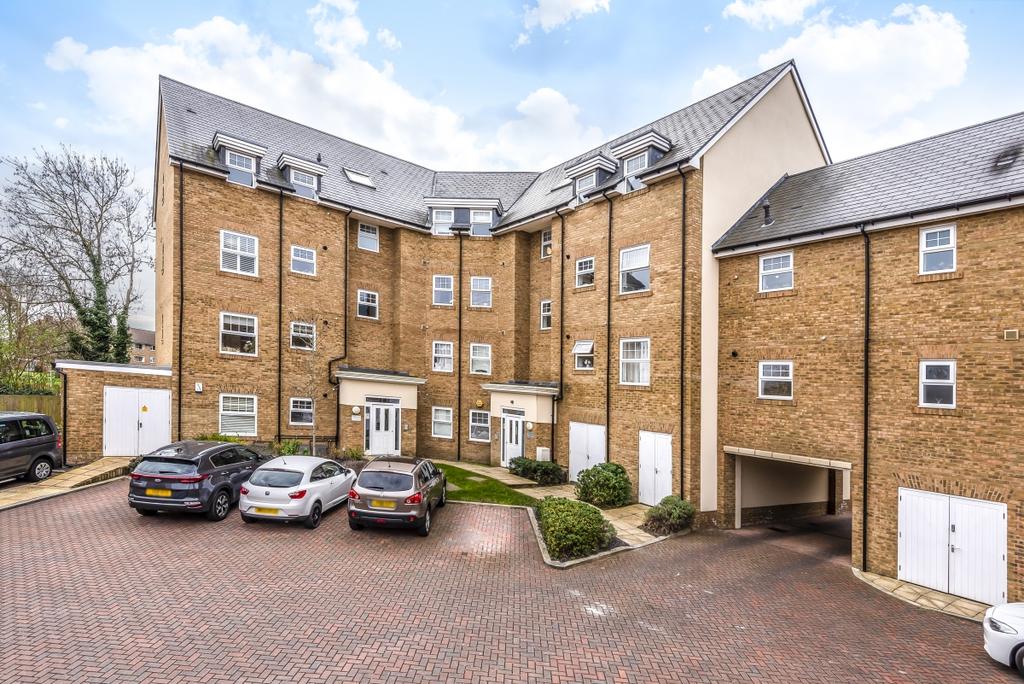Wells View Drive Bromley BR2 2 bed apartment to rent £1,550 pcm (£358 pw)