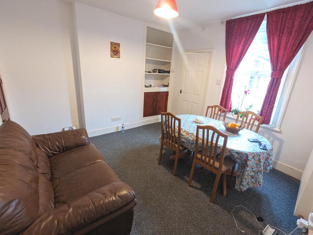 Dudley Road, Grantham, NG31 2 bed terraced house £675 pcm (£156 pw)
