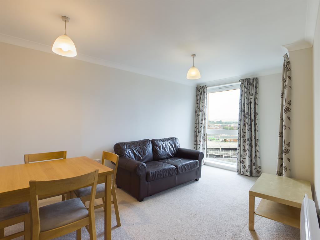 Crown Heights, Alencon Link, Basingstoke, RG21 2 bed flat £1,200 pcm