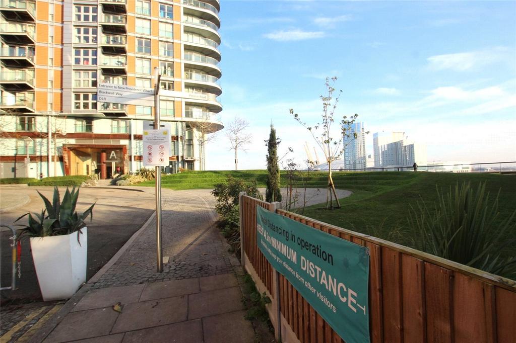 Blackwall Way, London, E14 3 bed apartment to rent £3,000 pcm (£692 pw)