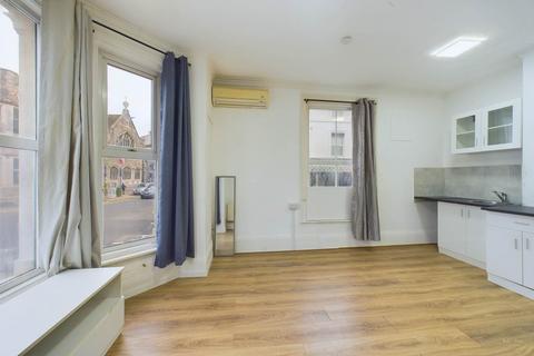 Studio to rent, Langney Road, Town