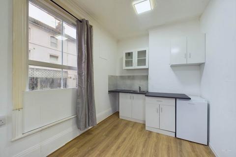 Studio to rent, Langney Road, Town