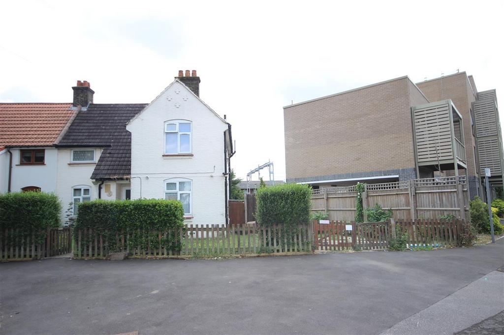 Blake Avenue, Barking, Essex 3 bed semidetached house £2,000 pcm (£