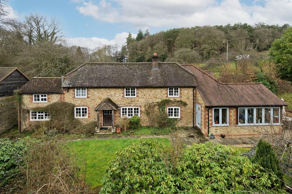Whitmore Vale Road, Hindhead, GU26 3 bed detached house £1,795,000