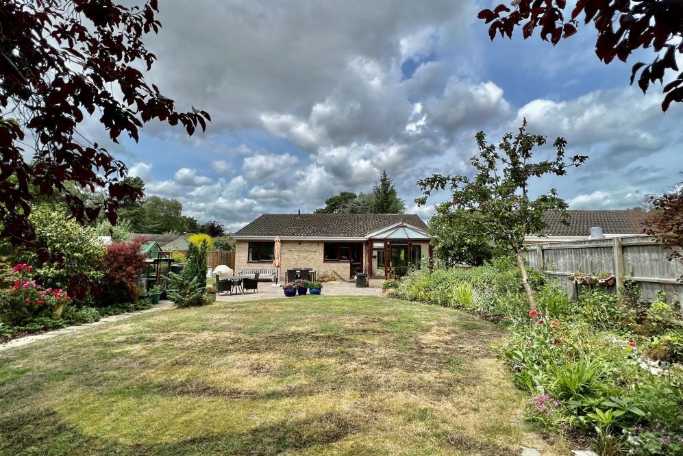 Ivy Close, St Leonards, Ringwood, BH24 2QZ 3 bed bungalow for sale £