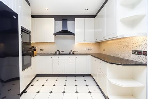 5 bedroom apartment to rent, Strathmore Court, St John's Wood, NW8