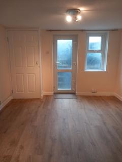 3 bedroom terraced house to rent, East Street, Dover