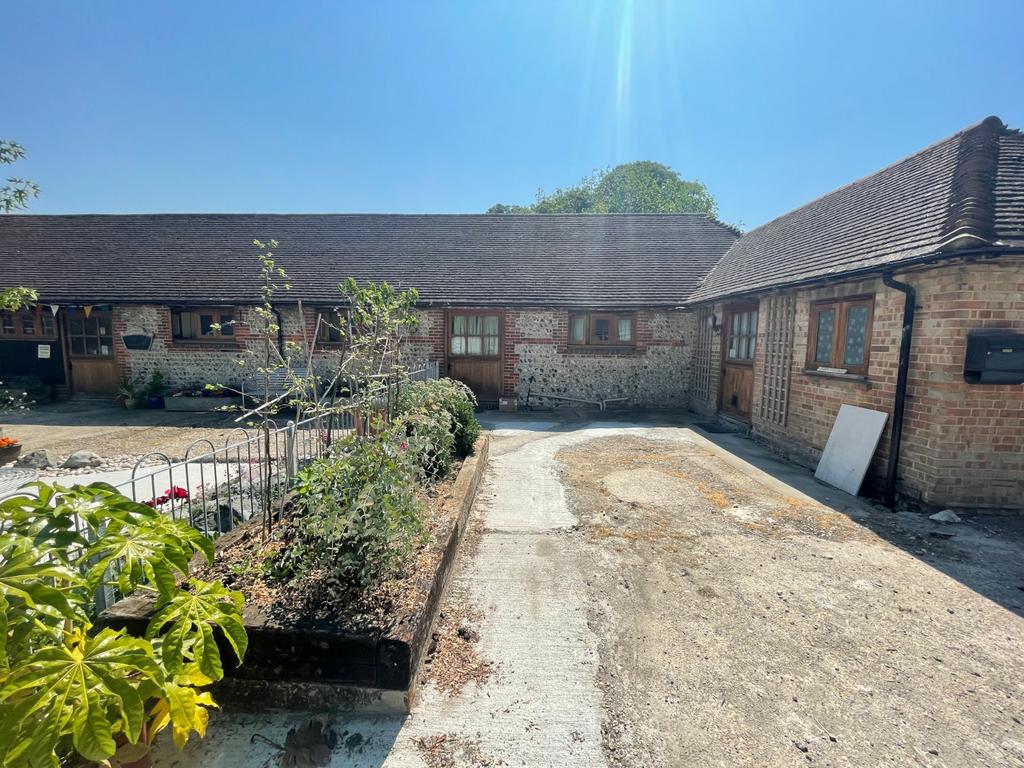 The Street, Offham, Lewes, East Sussex 2 bed bungalow £1,100 pcm (£254 pw)