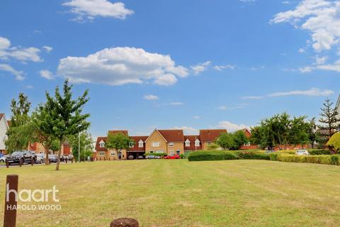 18 Harris Close, Romford, RM3 8PQ