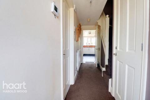 18 Harris Close, Romford, RM3 8PQ
