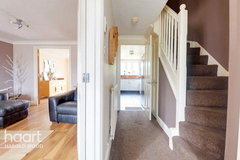 18 Harris Close, Romford, RM3 8PQ
