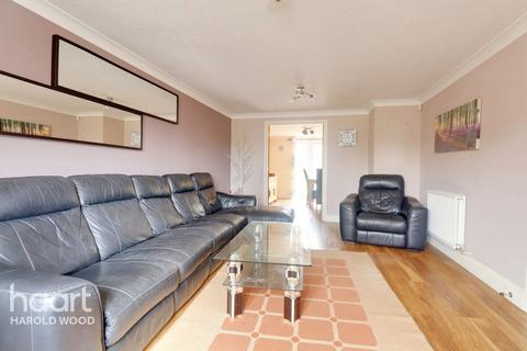 18 Harris Close, Romford, RM3 8PQ