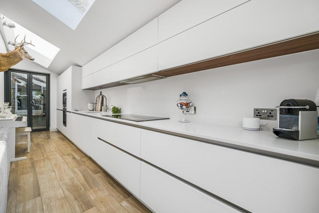 Medfield Street, Putney 2 bed flat for sale £700,000