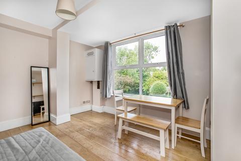 2 bedroom flat to rent, Croham Road, South Croydon