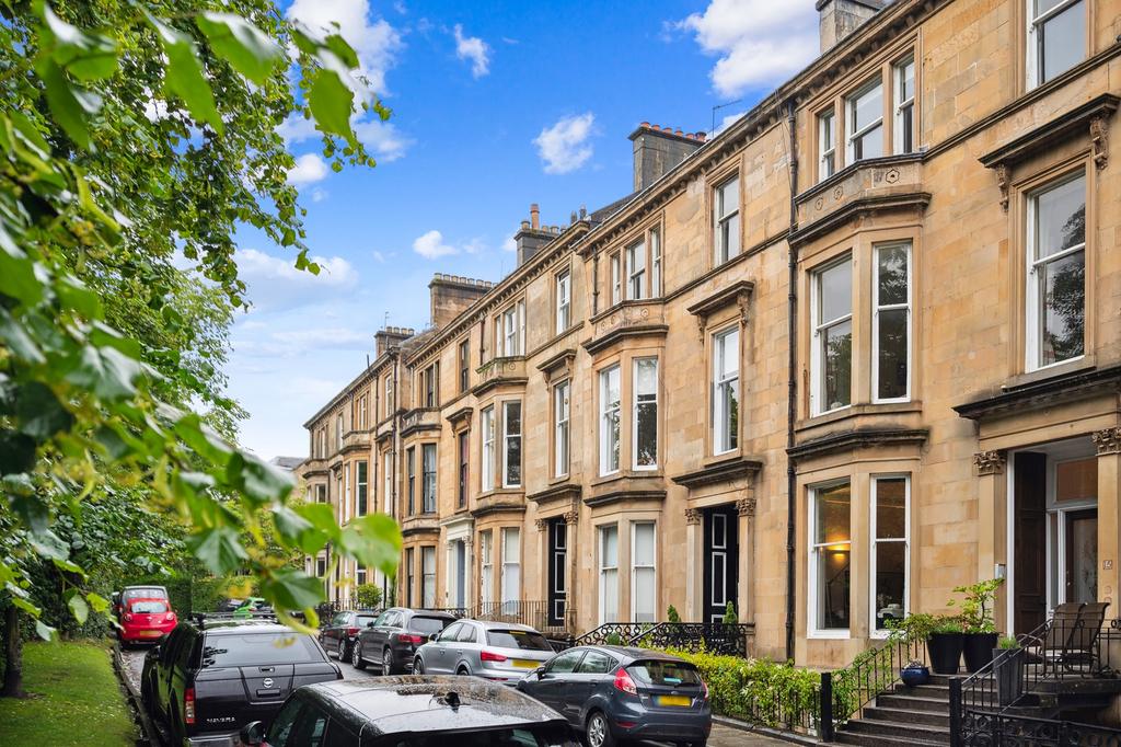 Huntly Gardens, Basement, Dowanhill, Glasgow, G12 9AT 2 bed apartment