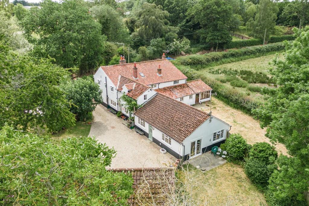 Bradenham 5 bed cottage for sale £550,000