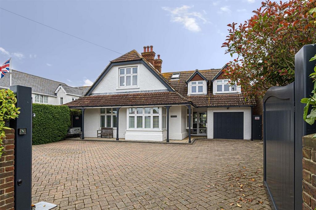 Havant Road, Hayling Island, PO11 5 bed detached house for sale £900,000