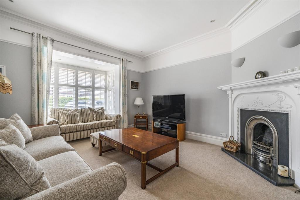 Havant Road, Hayling Island, PO11 5 bed detached house for sale £900,000