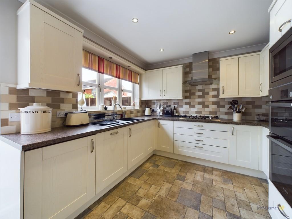 Hardy Close, BartonUnderNeedwood 4 bed detached house for sale £450,000