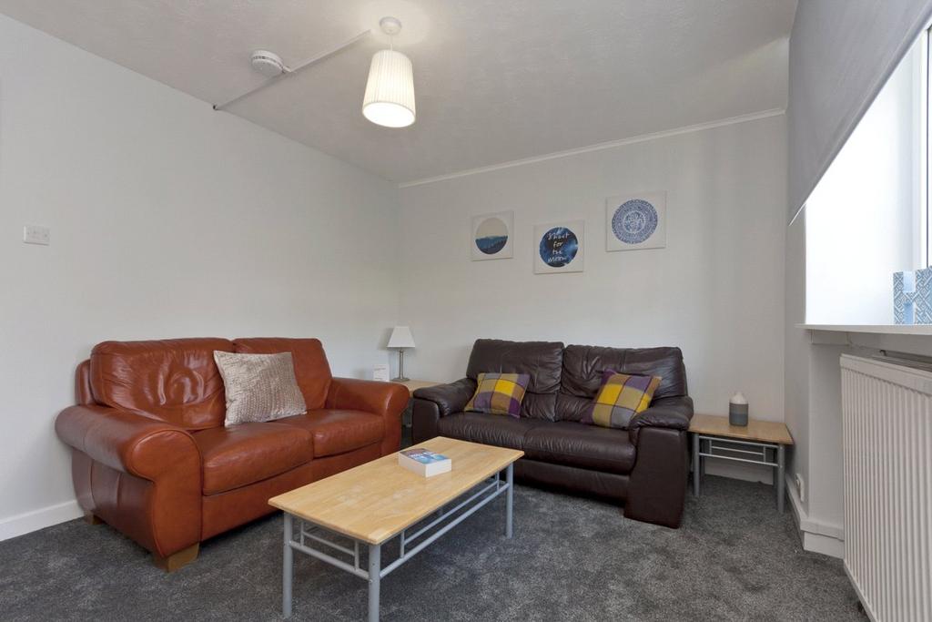 Willowbank Road, Ferryhill, Aberdeen... 3 bed flat £1,200 pcm (£277 pw)