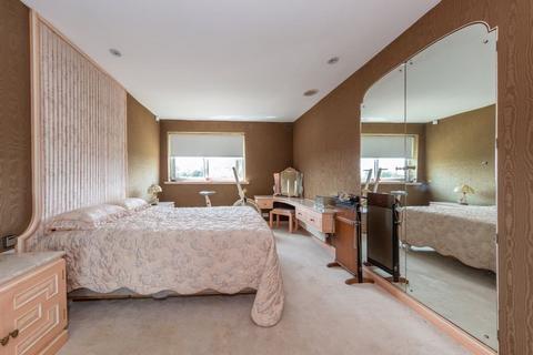 3 bedroom flat for sale, Stonegrove, Edgware