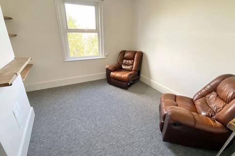 2 bedroom apartment to rent, Newport Road, Cowes