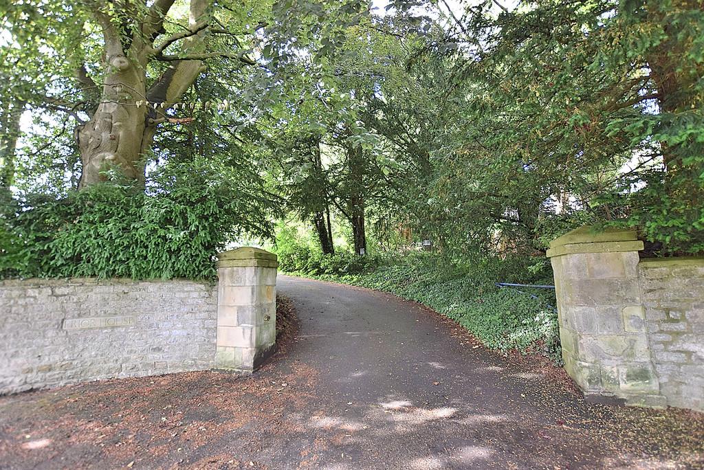 Quakers Lane, Richmond 2 bed cottage £200,000