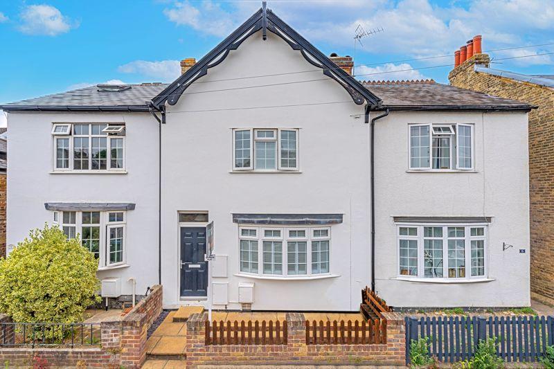 Alexandra Road, Thames Ditton, KT7 1 bed apartment for sale £359,950