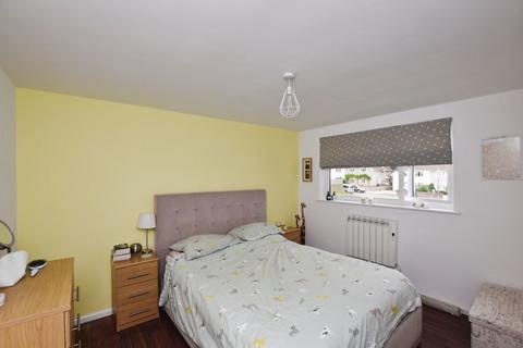 2 bedroom flat for sale, Highbury Close, Salisbury                                                                           *VIDEO TOUR*