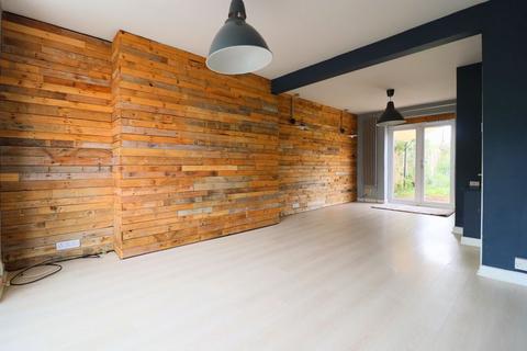 3 bedroom semi-detached house to rent, Richmond Gardens, Gloucester