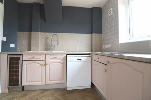 3 bedroom semi-detached house to rent, Richmond Gardens, Gloucester