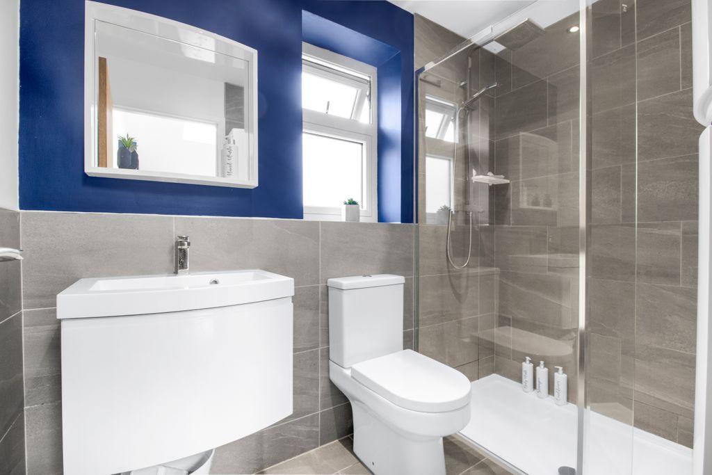 Ensuite to Bed 1