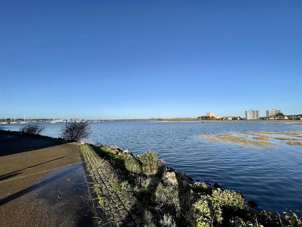 Aqua, Poole BH15 2 bed apartment £275,000