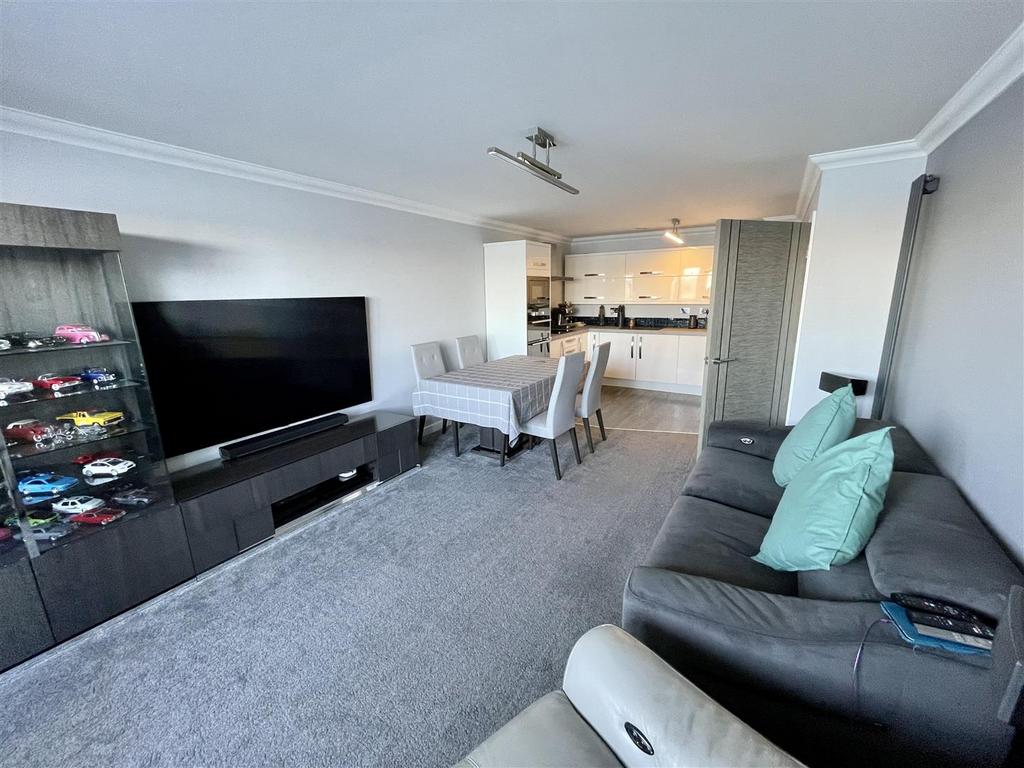 Aqua, Poole BH15 2 bed apartment £275,000