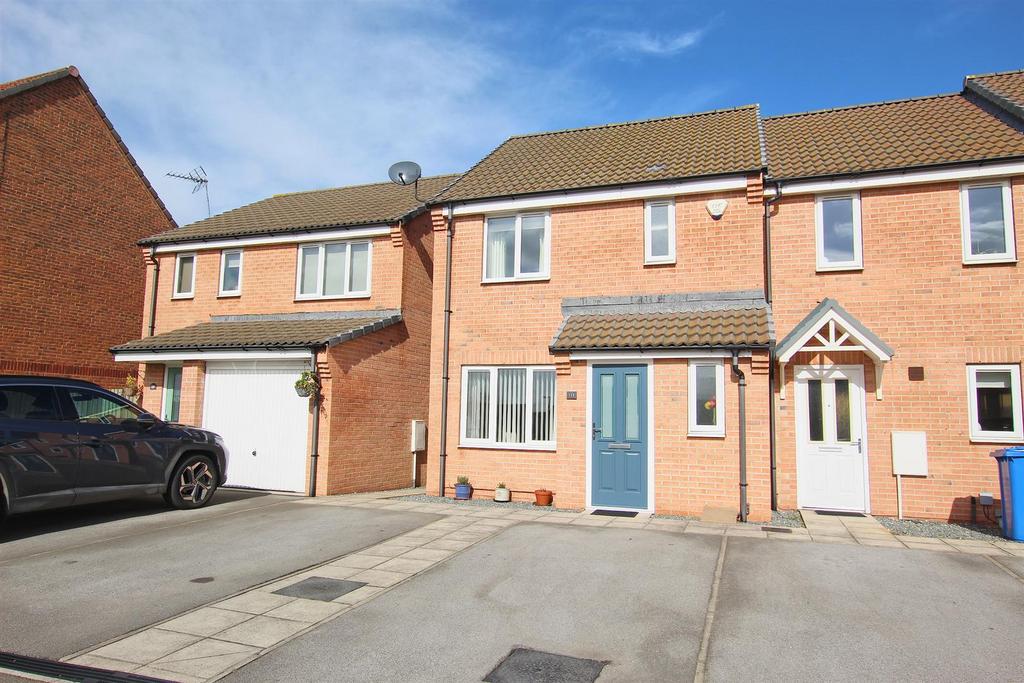 Ashcourt Drive, Hornsea 3 bed end of terrace house for sale £189,950