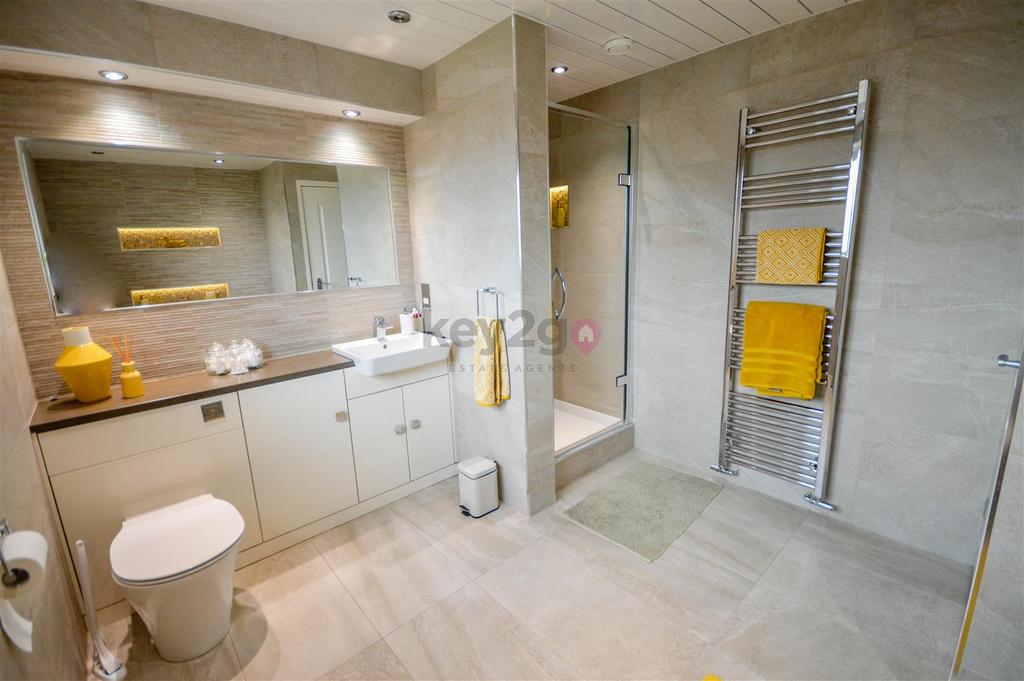Twickenham Glade, Halfway, Sheffield, S20 4 bed semidetached house for