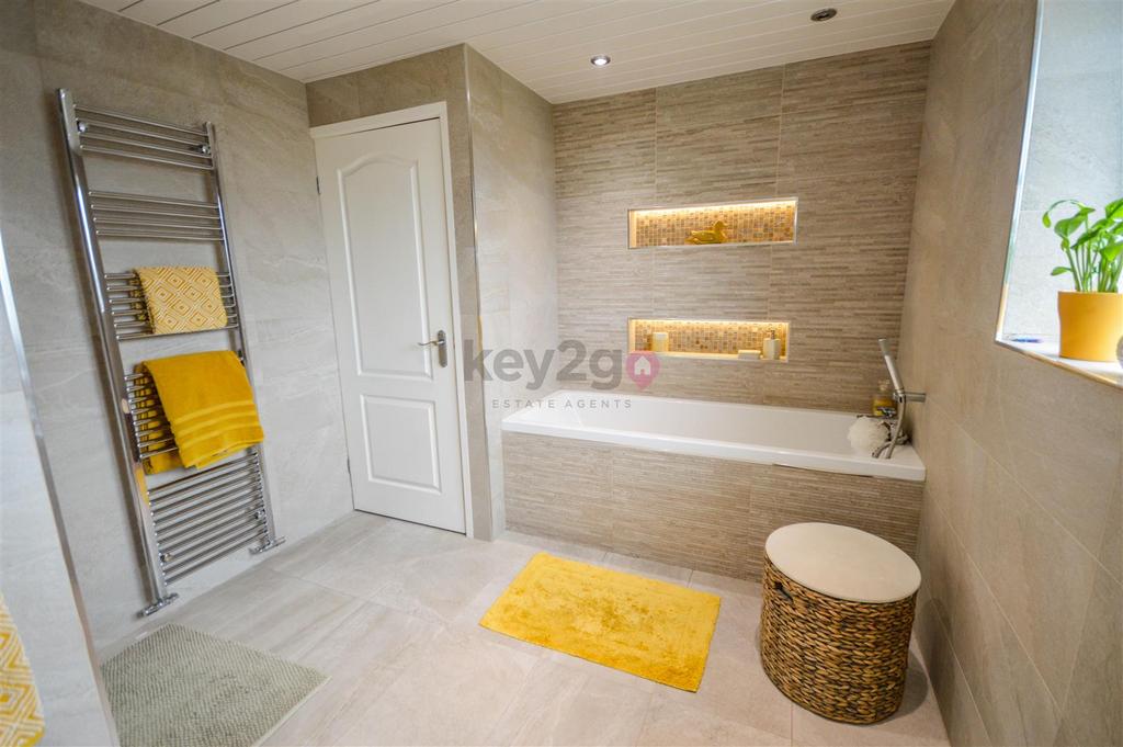Twickenham Glade, Halfway, Sheffield, S20 4 bed semidetached house for