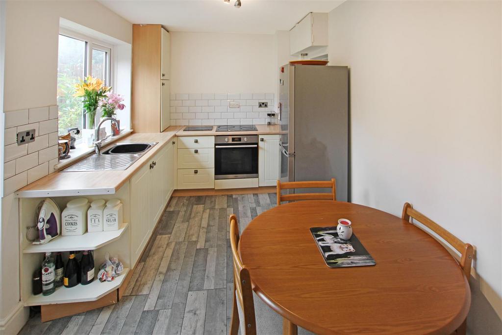 Playground, New farnley, Leeds 3 bed house £169,995