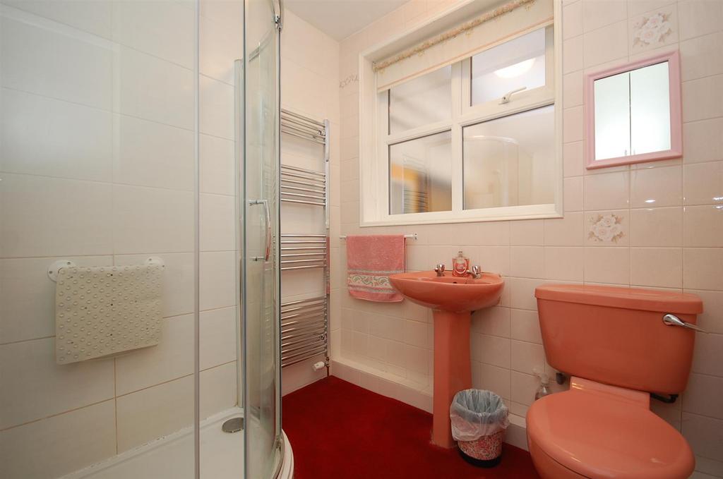 44montaguecrescent SHOWERROOM.JPG
