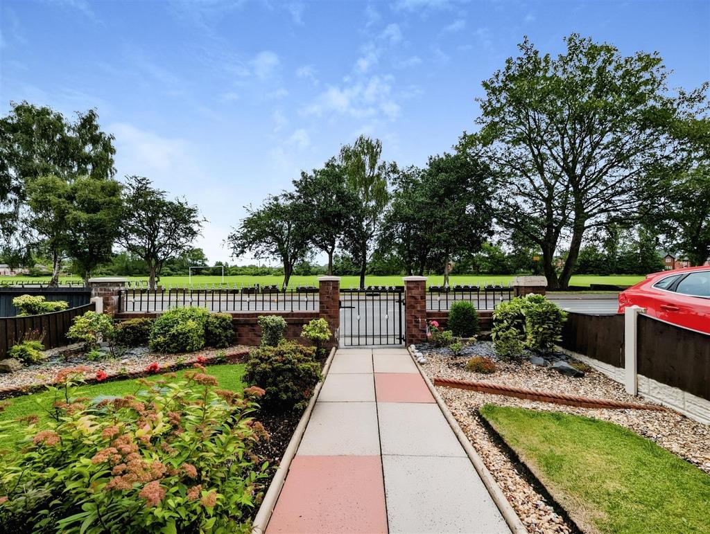 Wigan Road, Leigh 3 bed semidetached house for sale £185,000