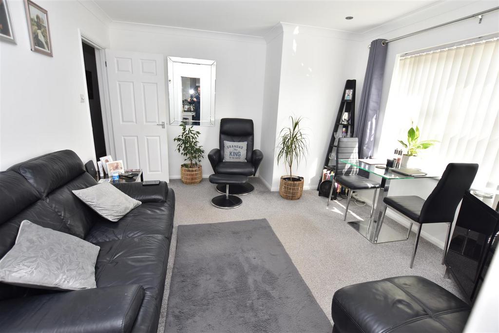 Sanders Road, Canvey Island SS8 1 bed apartment £850 pcm (£196 pw)