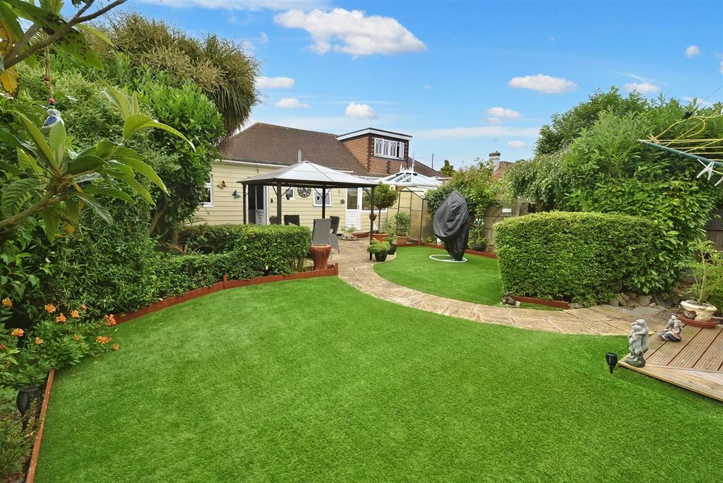 Atherstone Road, Canvey Island SS8 2 bed semidetached bungalow £400,000