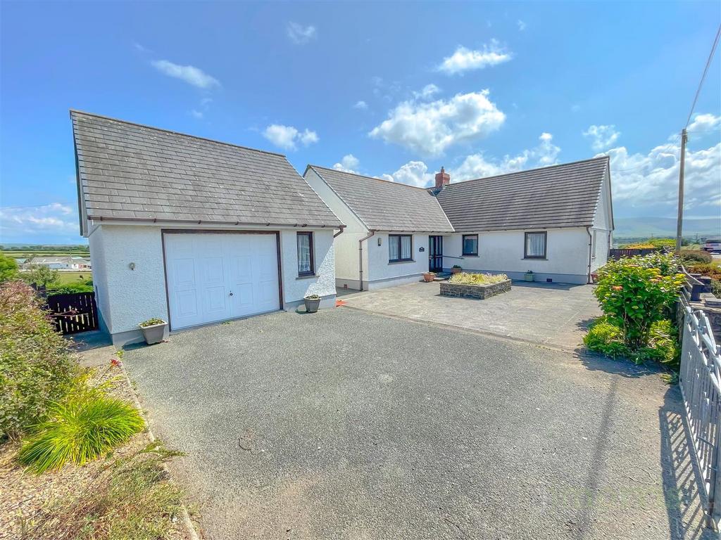 Eglwyswrw, Crymych 3 bed detached bungalow for sale - £385,000