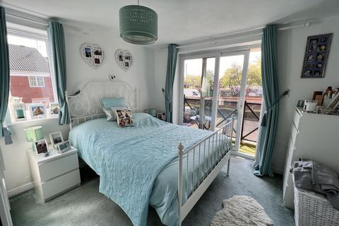 2 bedroom flat for sale - Luanne Close, Cradley Heath