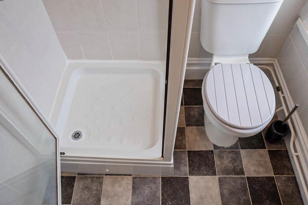 Shower Room in D.JPG